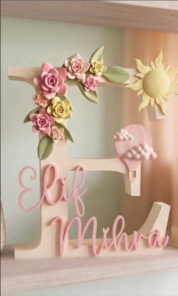 Personalised wooden letter with name and floral 3D-printed accents